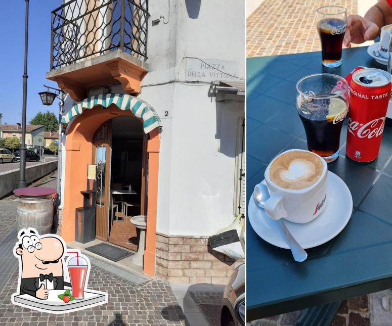 Goditi qualcosa da bere a Bar Italia