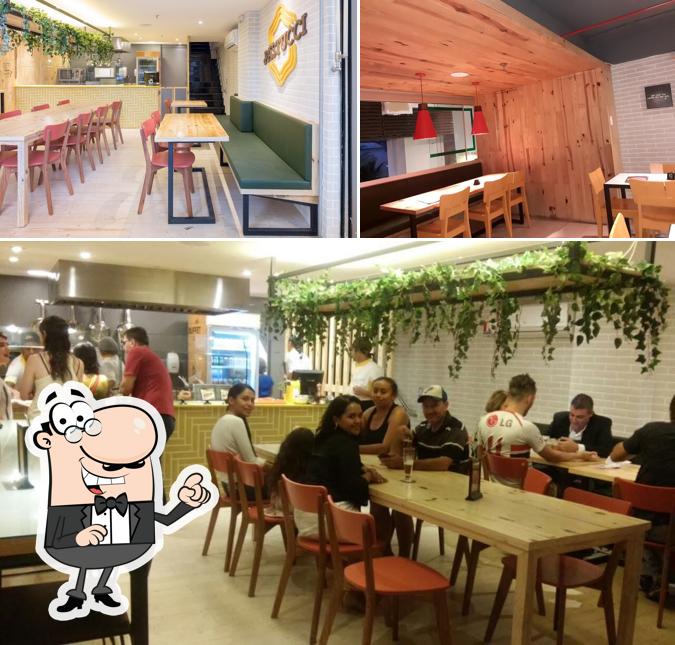 Sente em uma das mesas no Vero Trattoria Italiana: Pizza, Comida Italiana, Buffet, Vinhos, Delivery, Águas Claras - DF