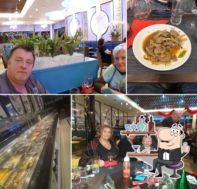 Installez-vous à l'une des tables de Golden Wok Restaurant