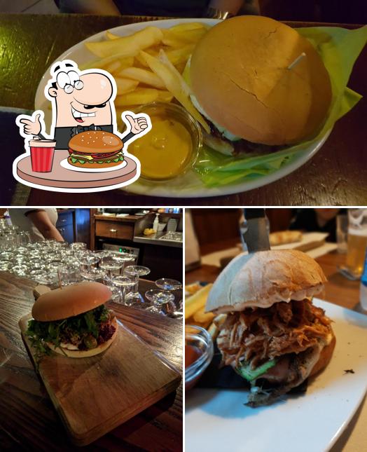 Ordina un hamburger a Granny's Pub