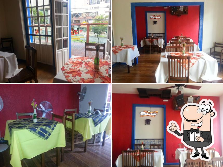 Sente em uma das mesas no Churrasquinho do Manuel Savassi