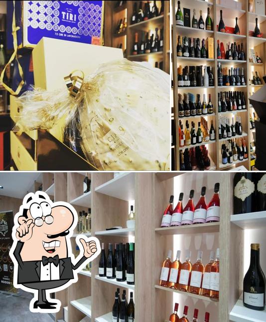 Guarda la immagine che raffigura la interni e cibo di Hemingway’s Enoteca