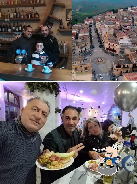 La foto di cibo e bancone da bar da Pizzeria Oasis