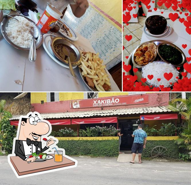 Dê uma olhada a imagem ilustrando comida e exterior no Rest. Xakibão