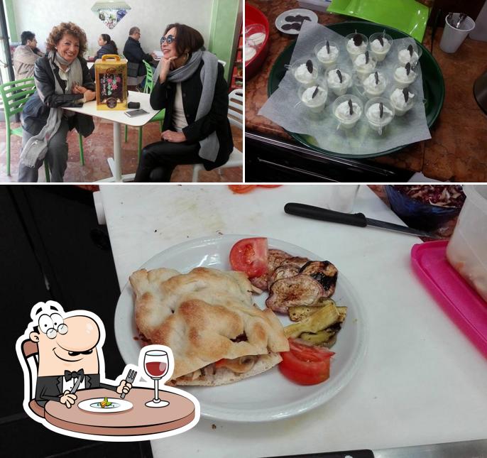 Tra le varie cose da Bar Pegaso Lido Di Ostia si possono trovare la cibo e interni