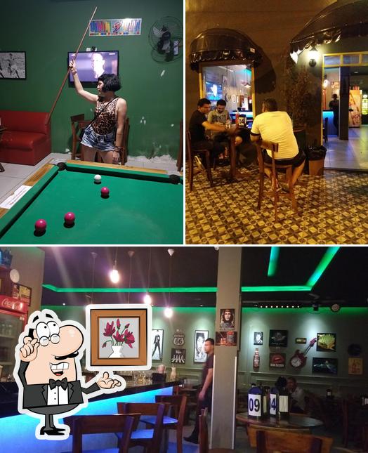 Sente em uma das mesas no The Bar | Pub