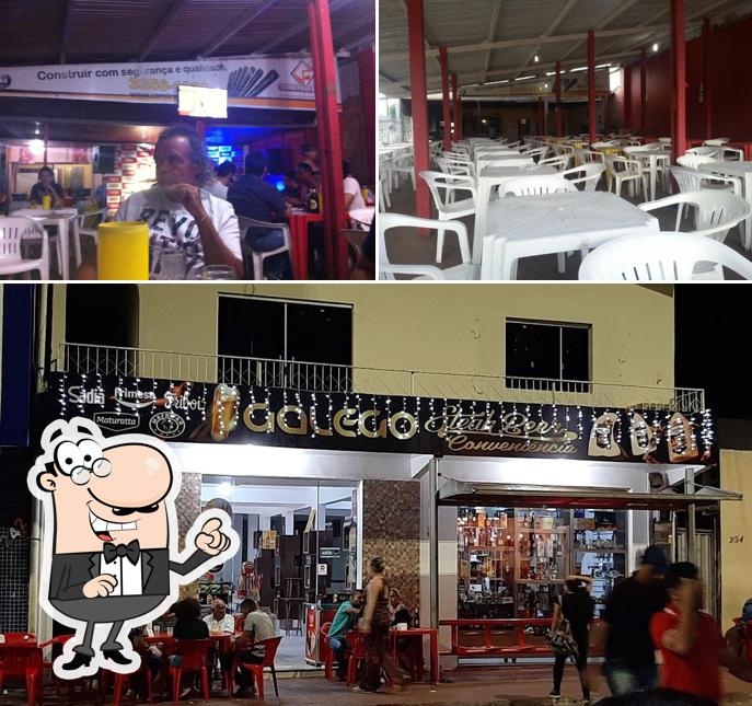 Sente em uma das mesas no Galego Espeto Bar