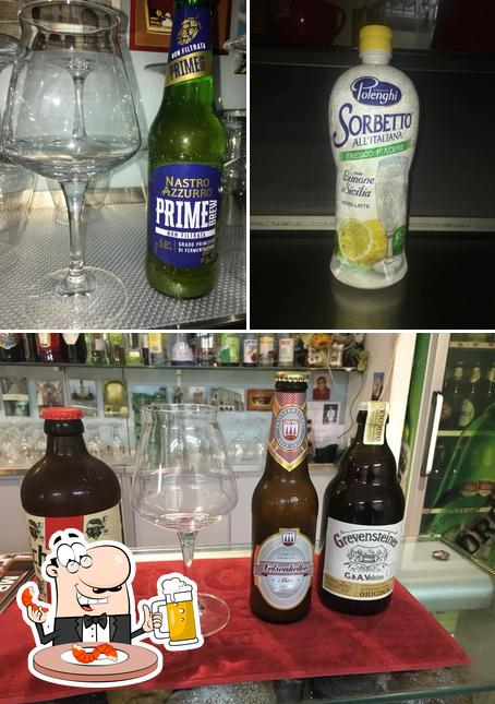 Puoi ordinare un rinfrescante bicchiere di birra chiara o scura