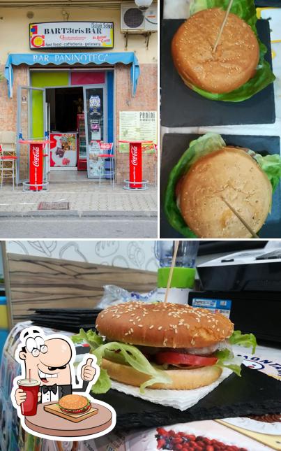 Ordina un hamburger a Bar Sciuè Sciuè