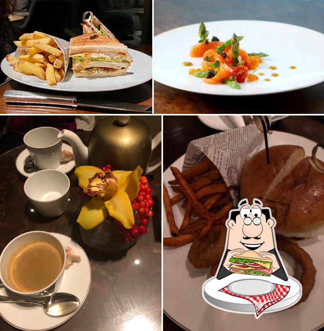 Prenditi un panino a Lakeview Bar & Cigar Lounge