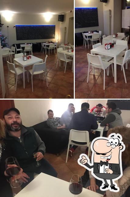 Dai un'occhiata agli interni di Meeting Pub