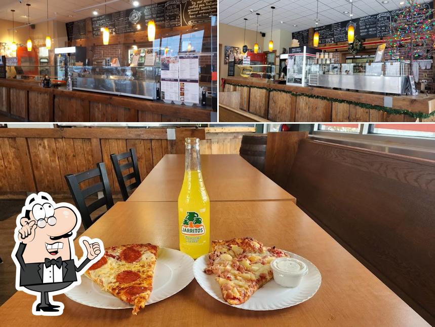 Installez-vous à l'une des tables de Rustic Slice Pizzeria & Gourmet Salads