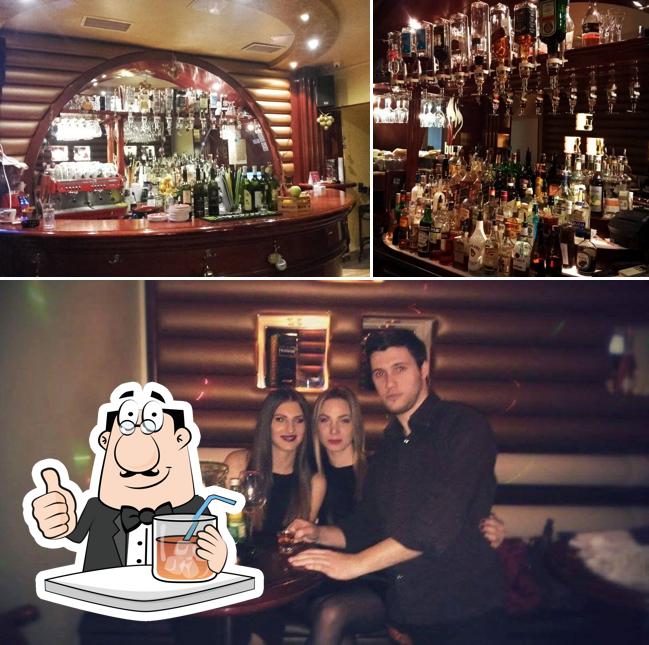 La immagine di bevanda e bancone da bar da Caffe bar "Code"