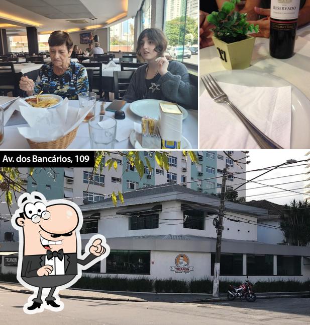 A Trianon Restaurante e Pizzaria se destaca pelo exterior e álcool