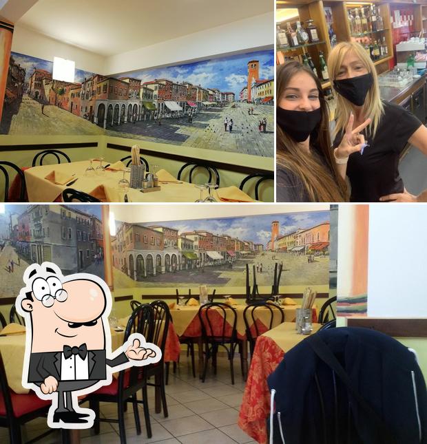 La interni e bancone da bar del ristorante