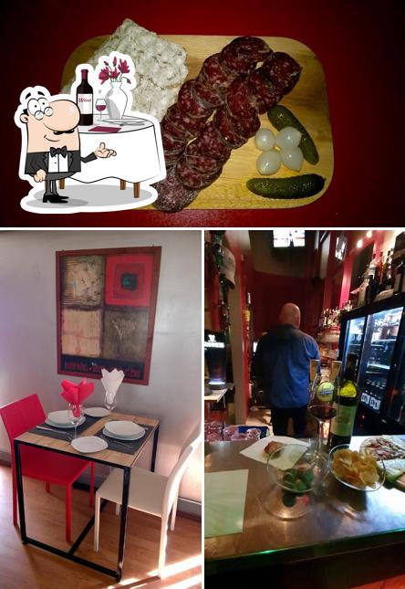 Parmi les diverses choses de la table à manger et la viande, une personne peut trouver sur Bulo'Bar