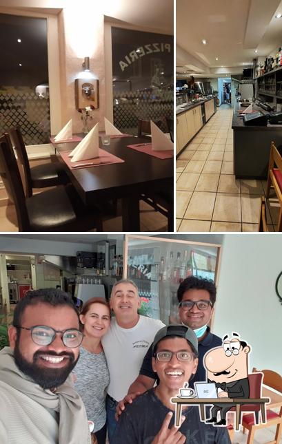 Siediti a un tavolo di Pizzeria Aroma