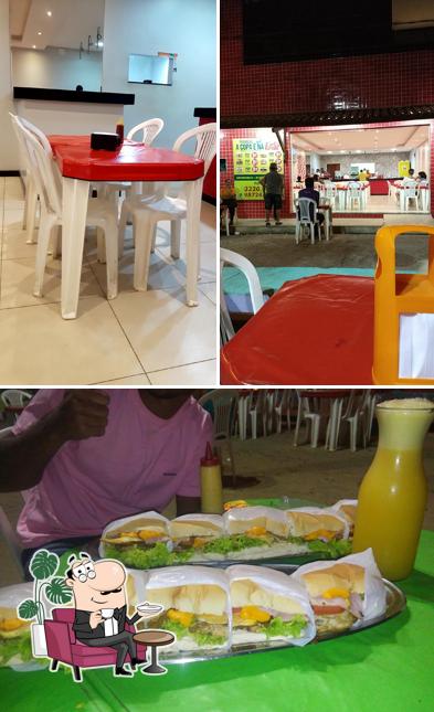 Sente em uma das mesas no Pizza Pop