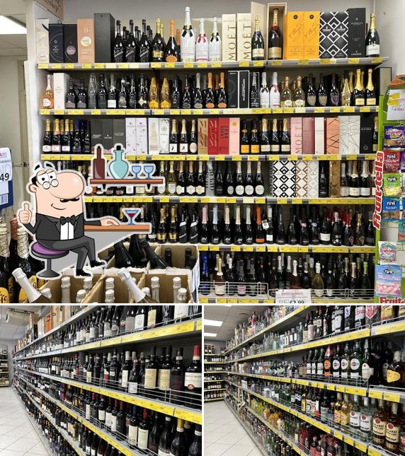 Questa è la immagine che raffigura la interni e vino di Revino