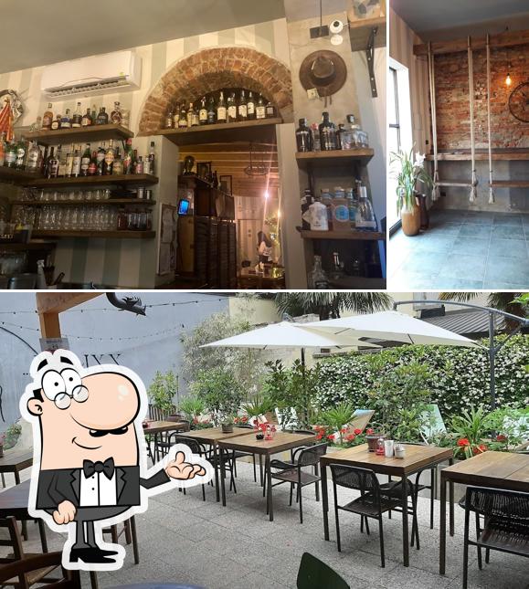 Dai un'occhiata agli interni di The Backyard