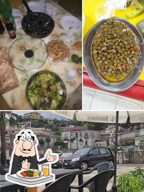 Tra le varie cose da Meeting Bar di Fulco Alessio si possono trovare la cibo e interni