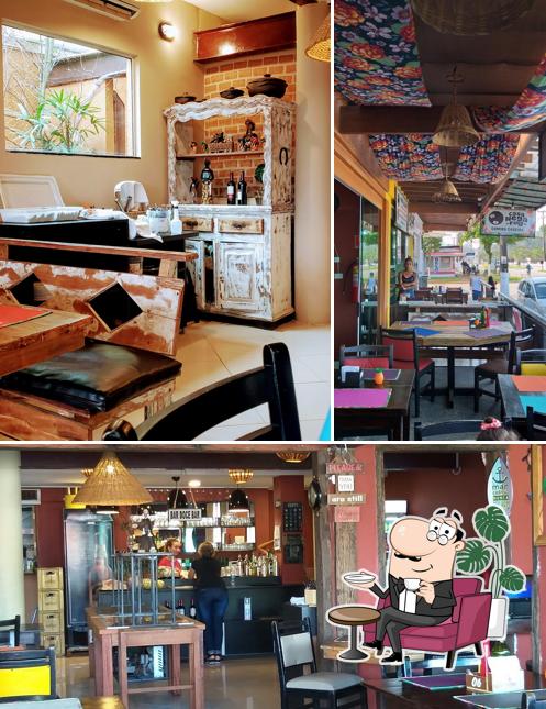 Sente em uma das mesas no Porto Bar E Restaurante Ubatuba