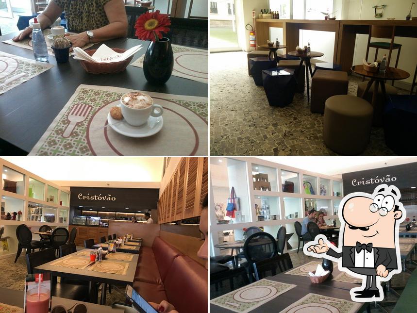 Sente em uma das mesas no Cristóvão Café & Bistrô