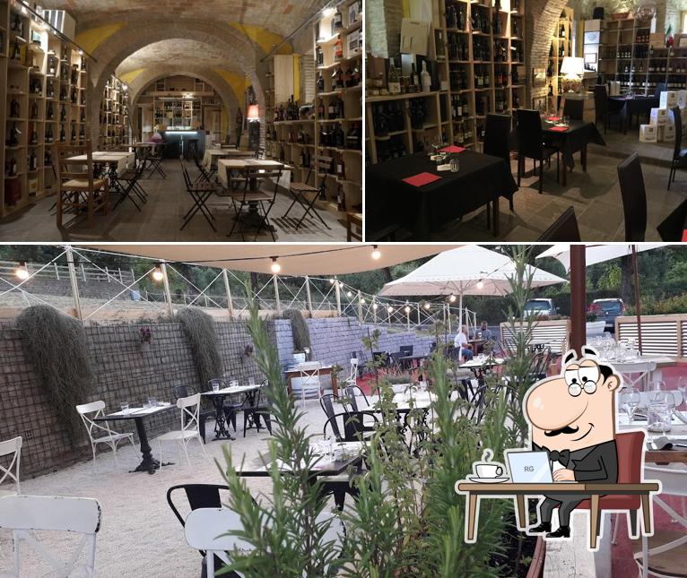 Siediti a un tavolo di "ENOGALLERY The Wine Place" - Distribuzione Enoteca, WINE BAR & RESTAURANT