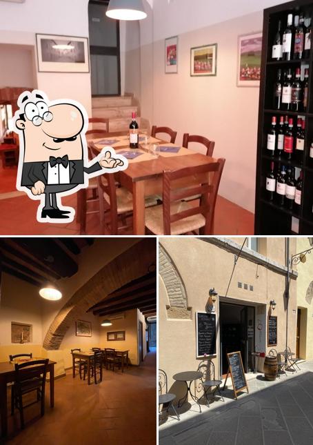 La immagine della interni e tavolo da pranzo di L'Osteria