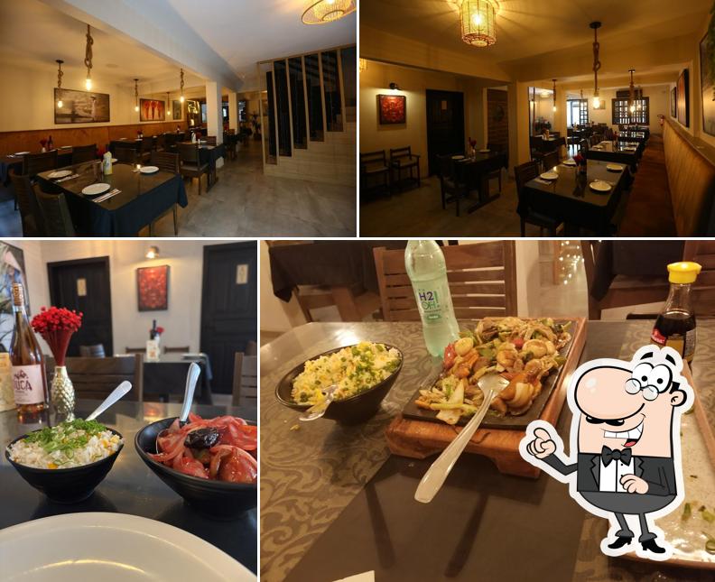 Sente em uma das mesas no Mr. Ching