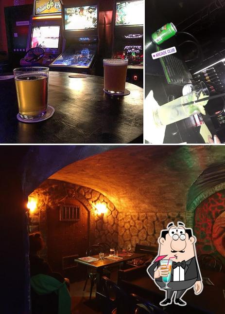 Questa è la immagine che presenta la bevanda e interni di Arcade Club