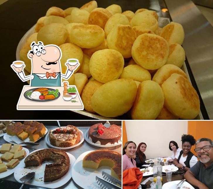 A Restaurante Salada Mista se destaca pelo comida e mesa de jantar