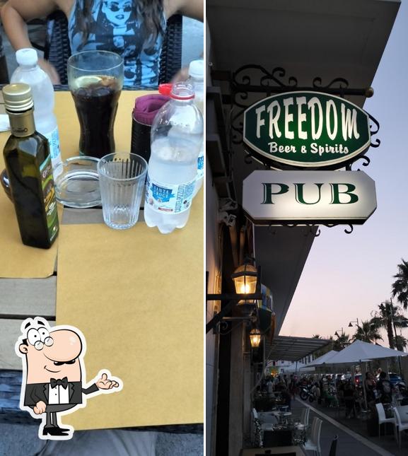 Dai un'occhiata agli interni di Freedom pub