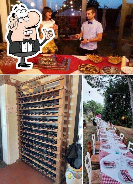 Siediti a un tavolo di ristorante il cigliere del rustico