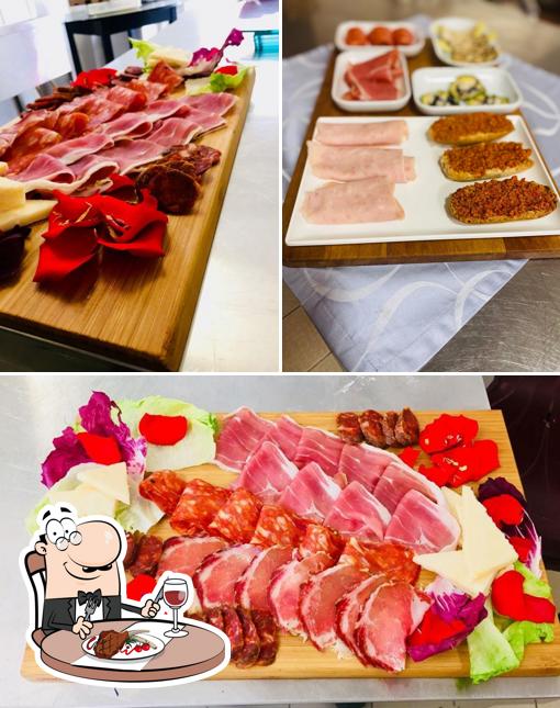 Prenditi i un pasto a base di carne a Aphrodite - Hotel Ristorante Pizzeria