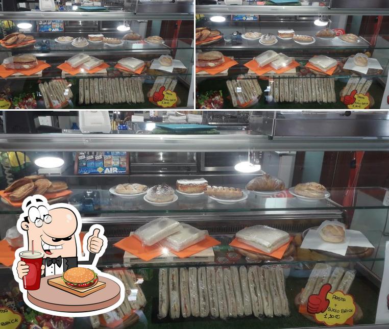 Ordina un hamburger a Cafe Serena