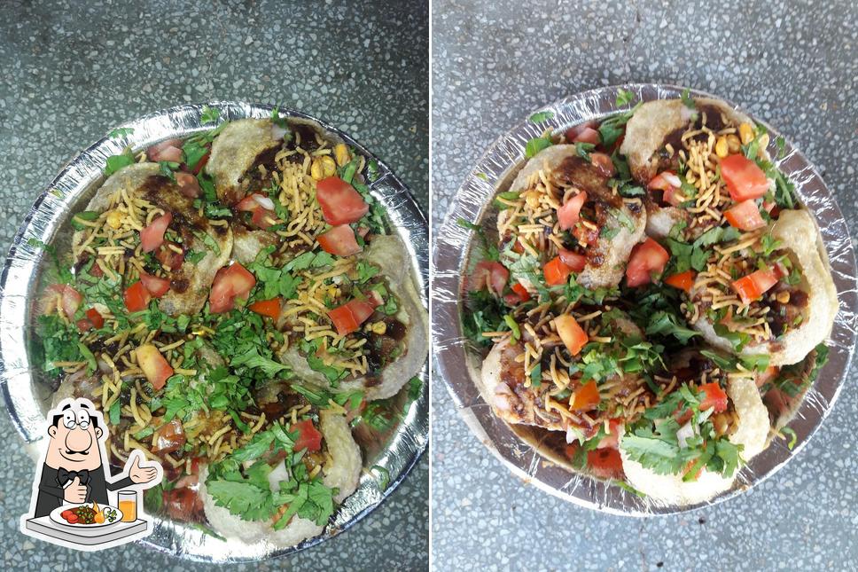 Food at Vaishnav Masala Pichka