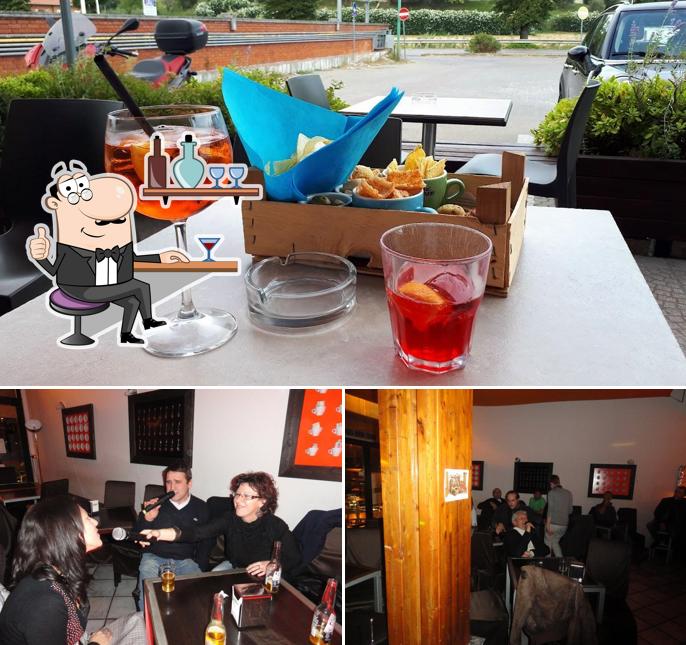 Guarda la immagine che mostra la interni e bancone da bar di Bar La Chicchera Di Delai Maria Giulia