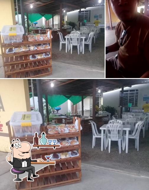 Sente em uma das mesas no ROSQUINHA’S 87