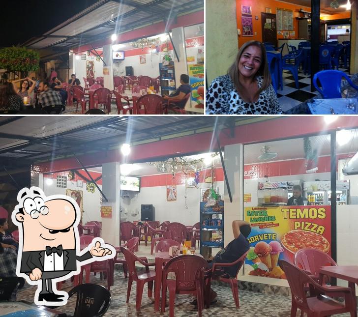 Sente em uma das mesas no Esther Lanches