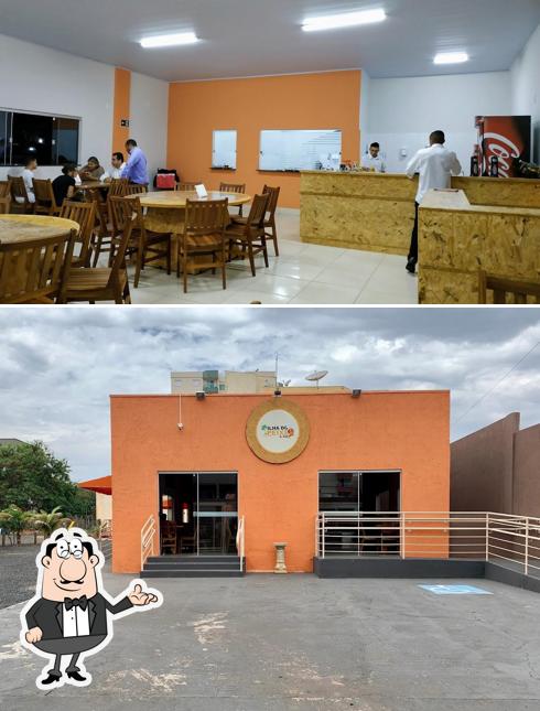 Sente em uma das mesas no Restaurante Ilha do Peixe