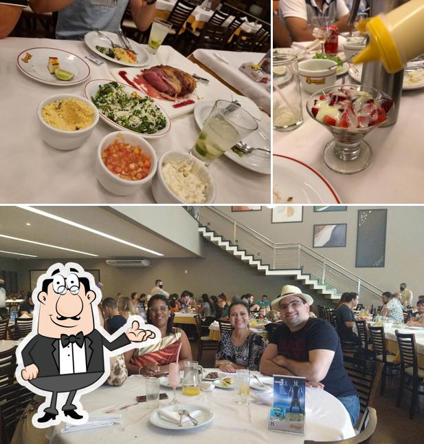 Sente em uma das mesas no Picanha Mania - Ramos Ferreira