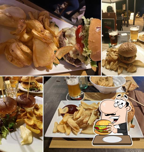 Ordina un hamburger a Birreria Donkey Pub