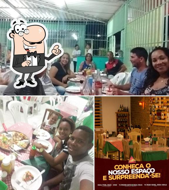 Sente em uma das mesas no Tio Mozza Pizzaria