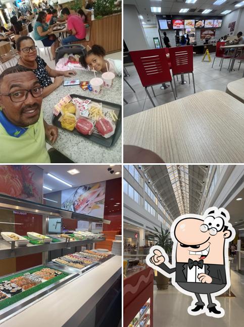 Sente em uma das mesas no Burger King