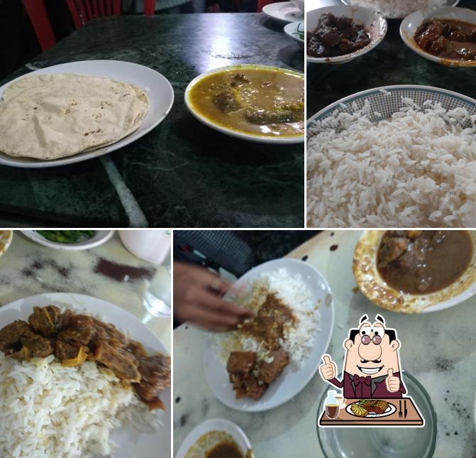 Try out meat dishes at Islami Yadgar Hotel