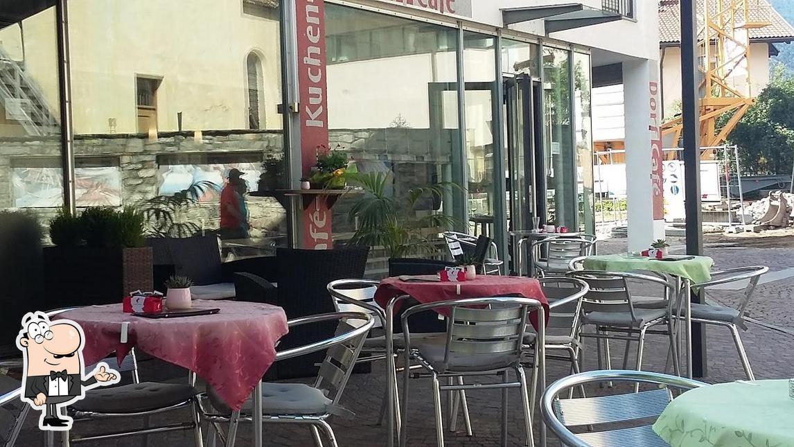 Siediti a un tavolo di Dorf Cafe