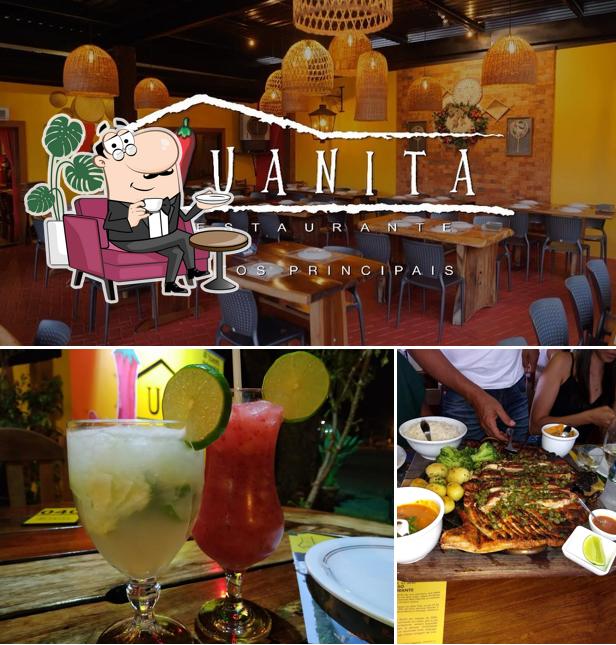 Sente em uma das mesas no Juanita Restaurante