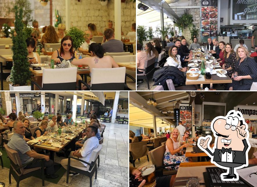 Siediti a un tavolo di Restaurant Kompas