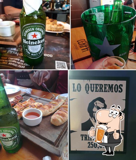 Desfute um copo de cerveja leve ou escura